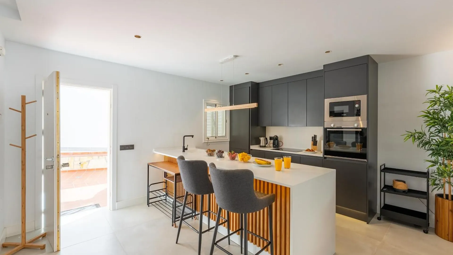 Apartamento Designer Loft With Pool, With Gigantic Terrace And Private Parking & In The City Centre Costa Adeje